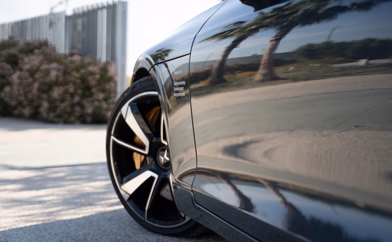 Close-up of the left front wheel on a Polestar 1 in the colour Black Midnight.