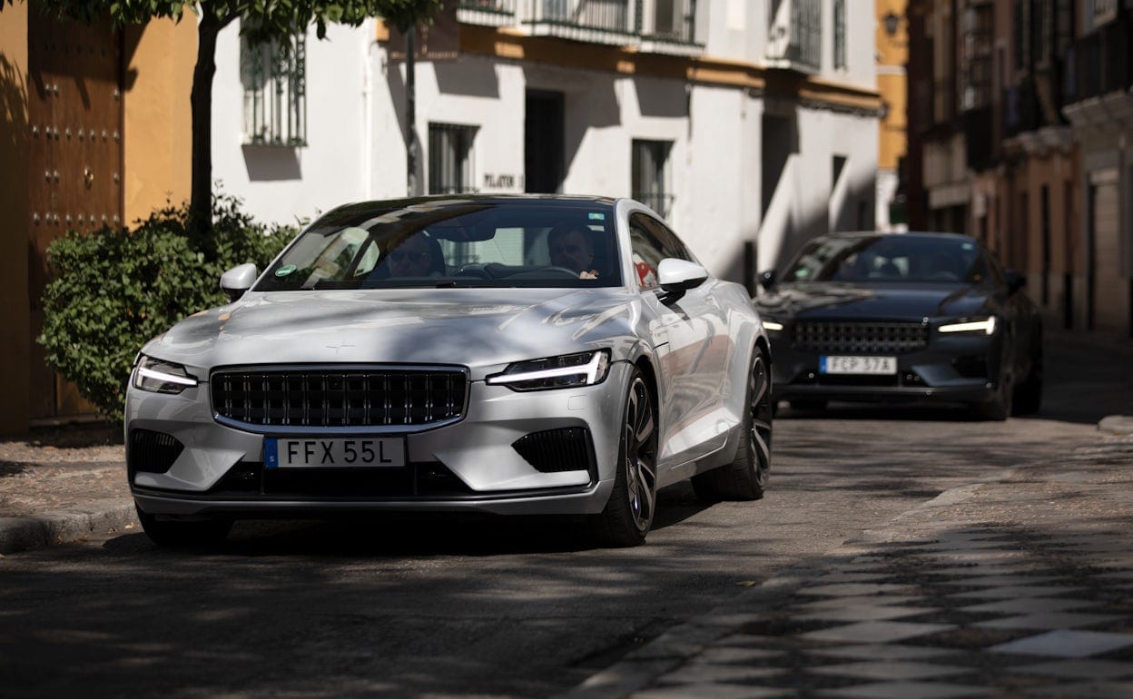 Two Polestar 1 driving in an alley