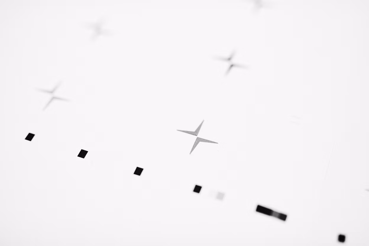 Black dots and the Polestar logo on a white background.