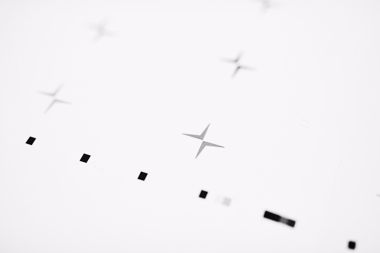 Black dots and the Polestar logo on a white background.