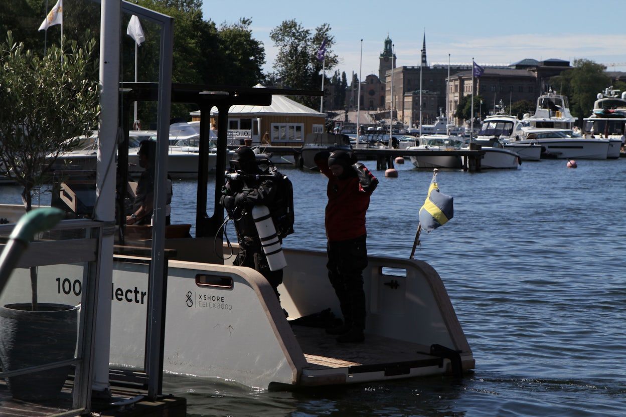 Electric boat with two divers in lake Mälaren