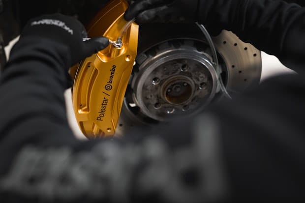 A mechanic repairing the car tire 