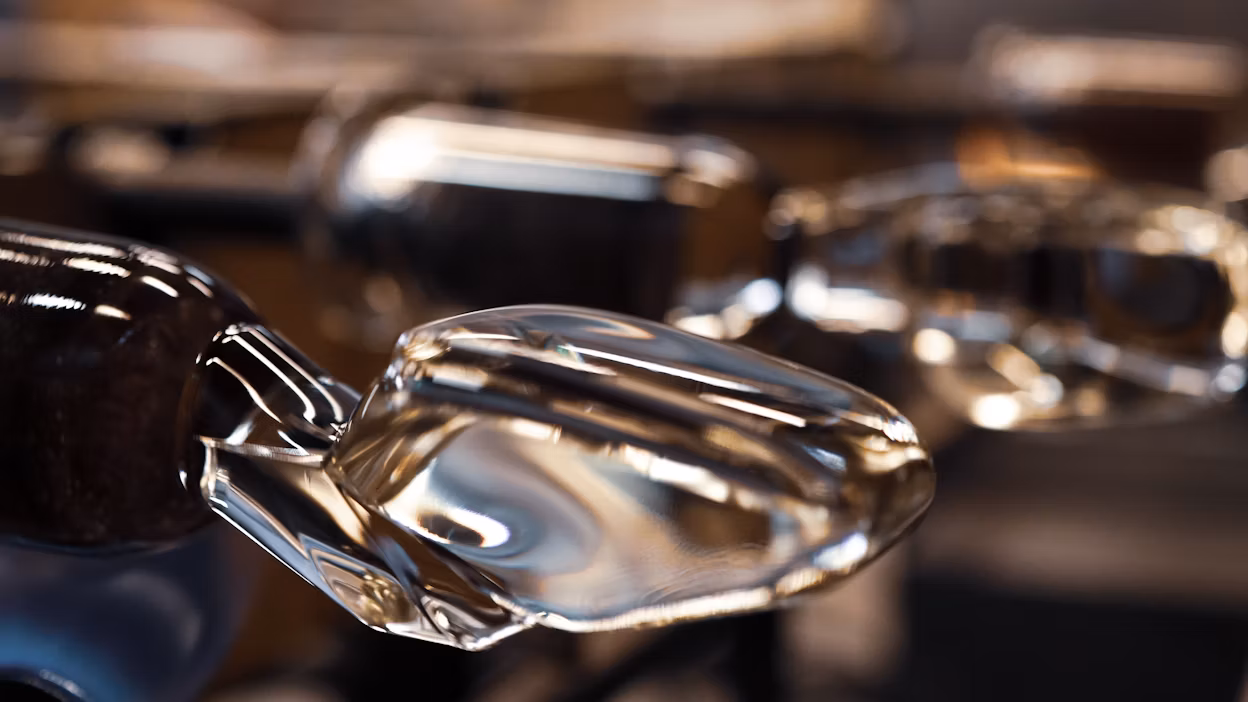 Close-up of the crystal gear shifter of the Polestar 1.