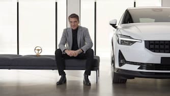 Polestar CEO Thomas Ingenlath, flanked by the Golden Steering Award and the Polestar 2.