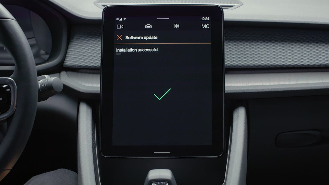 In-car display showing an green checkbox for installation success.