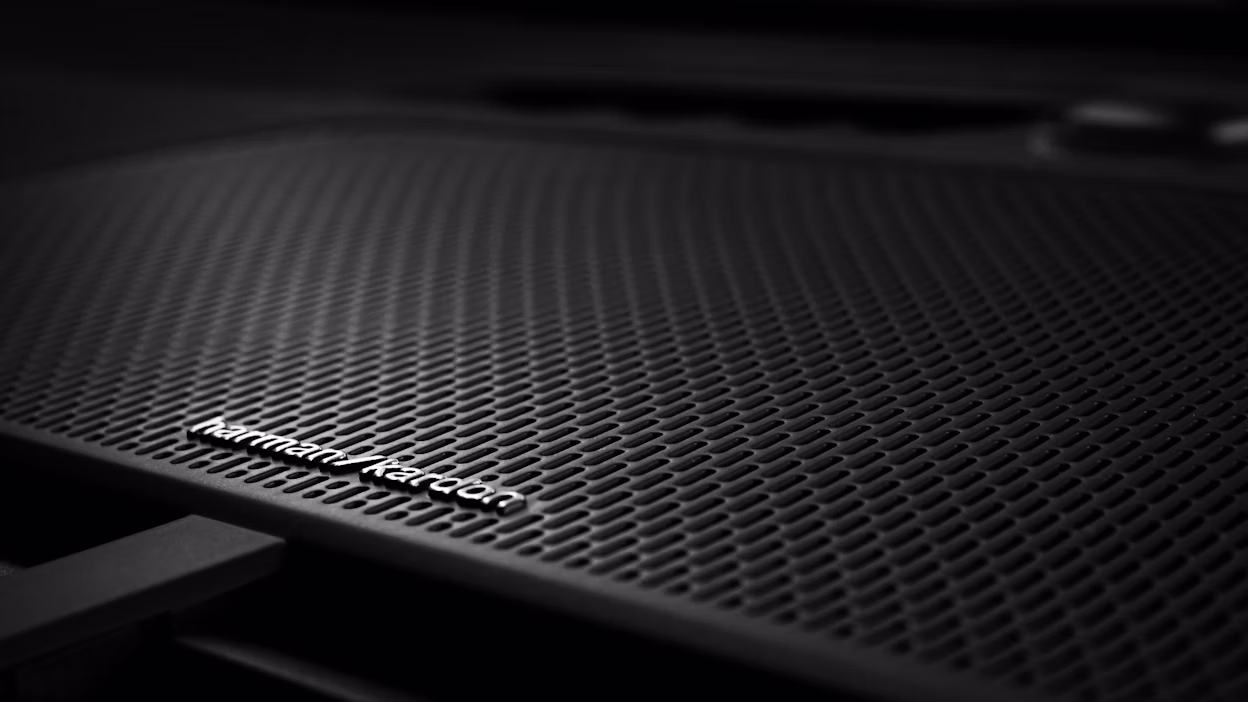 De centrale luidspreker van het Harman Kardon-geluidssysteem in de Polestar 2.