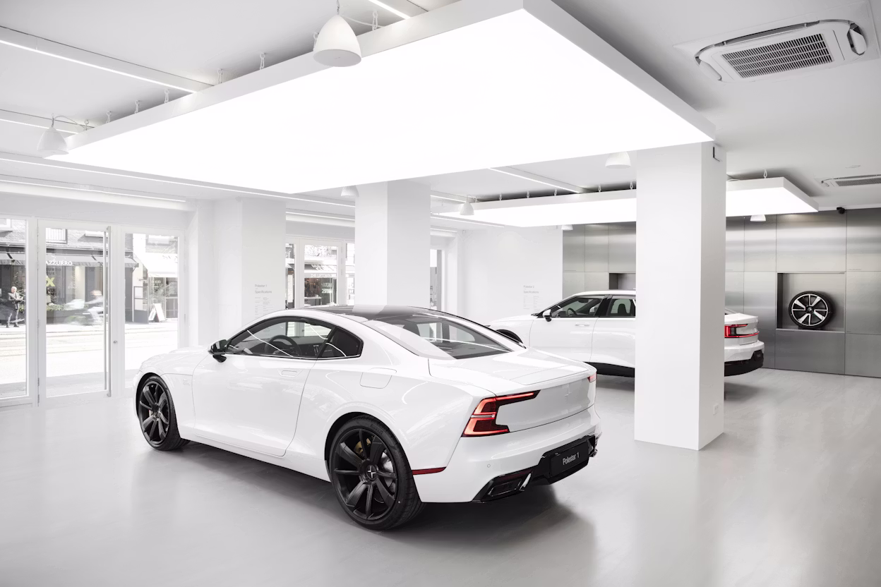 Witte Polestar 1 en 2 in de showroom van space Amsterdam