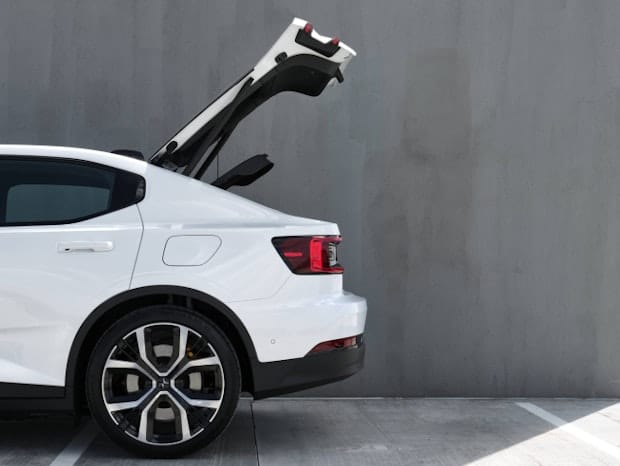 Sideview of the rear end of Polestar 2 in colour Snow with boot opened