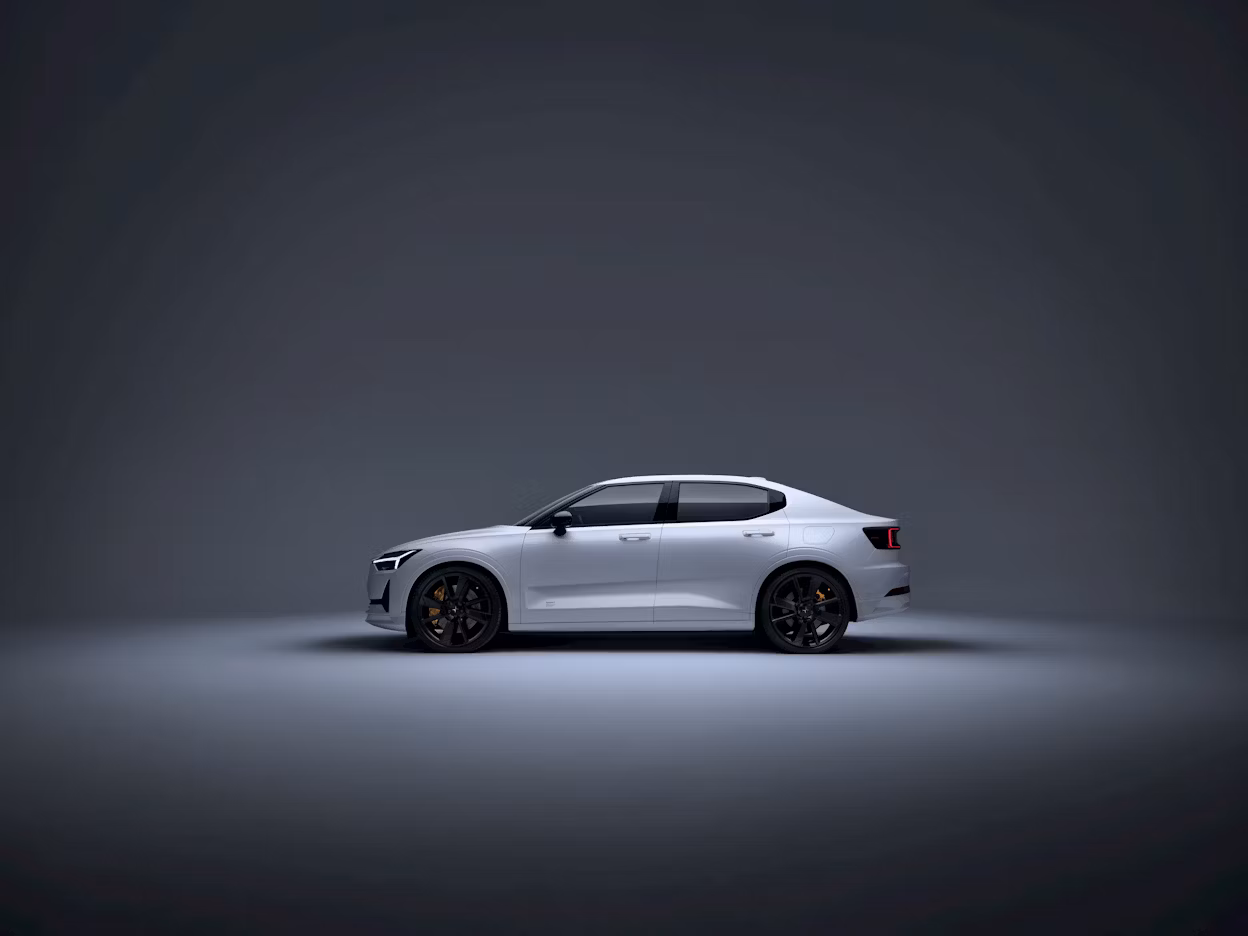 Een witte Polestar 2 in een studio.