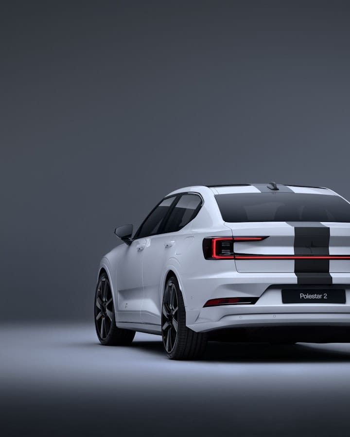 Een Polestar 2 met racestreep
