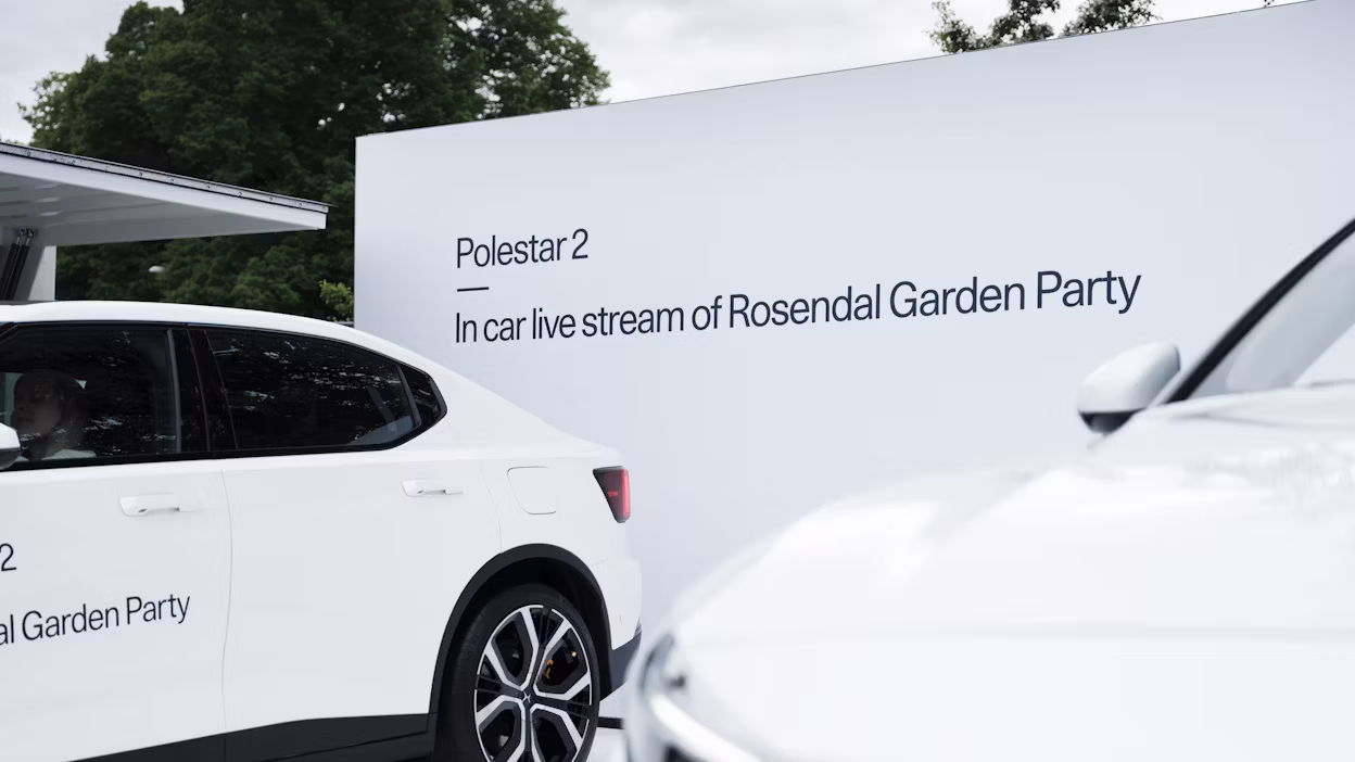 Witte Polestar 2’s op een wit podium.
