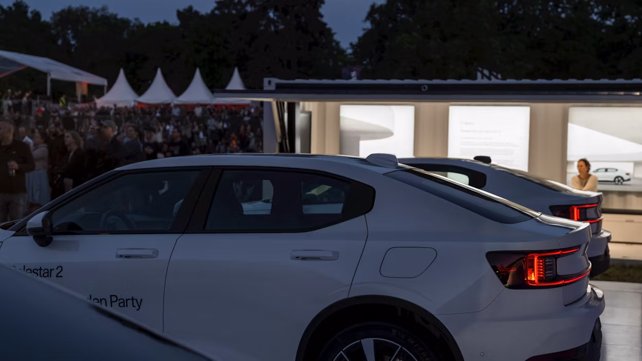 Witte Polestar 2’s op een wit podium.