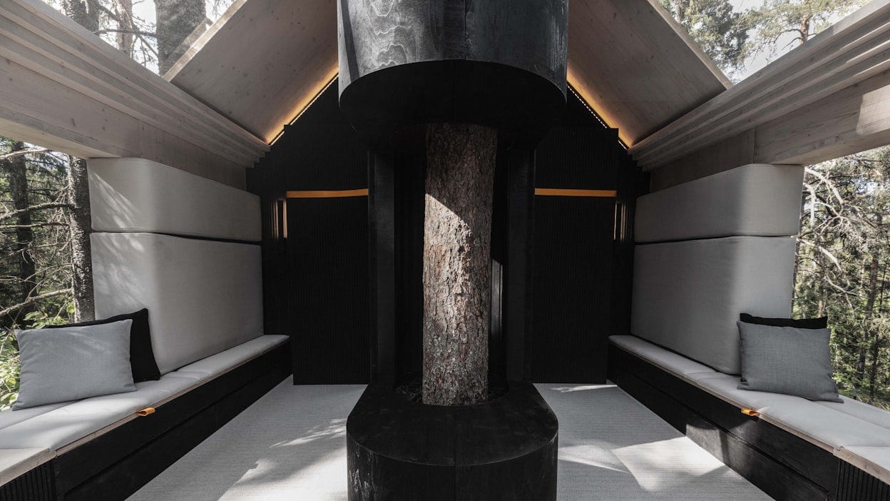 Het interieur van een boomhut, gemaakt uit duurzame materialen