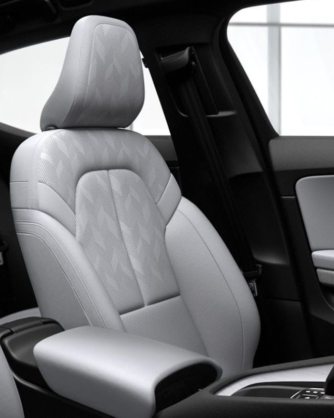 Details of light grey front seats with ventiladed nappa leather 