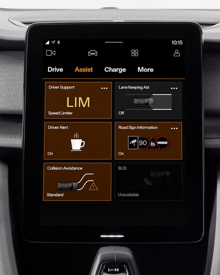 Im Bildschirm „Assist“ (Assistenzsysteme) kann die Fahrerin oder der Fahrer verschiedene Sicherheitsfunktionen aktivieren und deaktivieren.