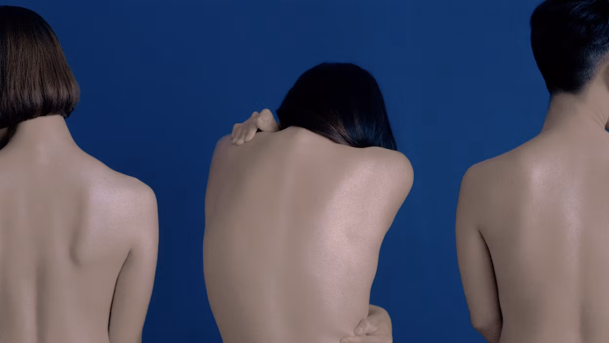 Rala Choi's artwork "Sitting Women Turned Back. 2017". Pictured: Three individuals sitting, turned away from the camera.