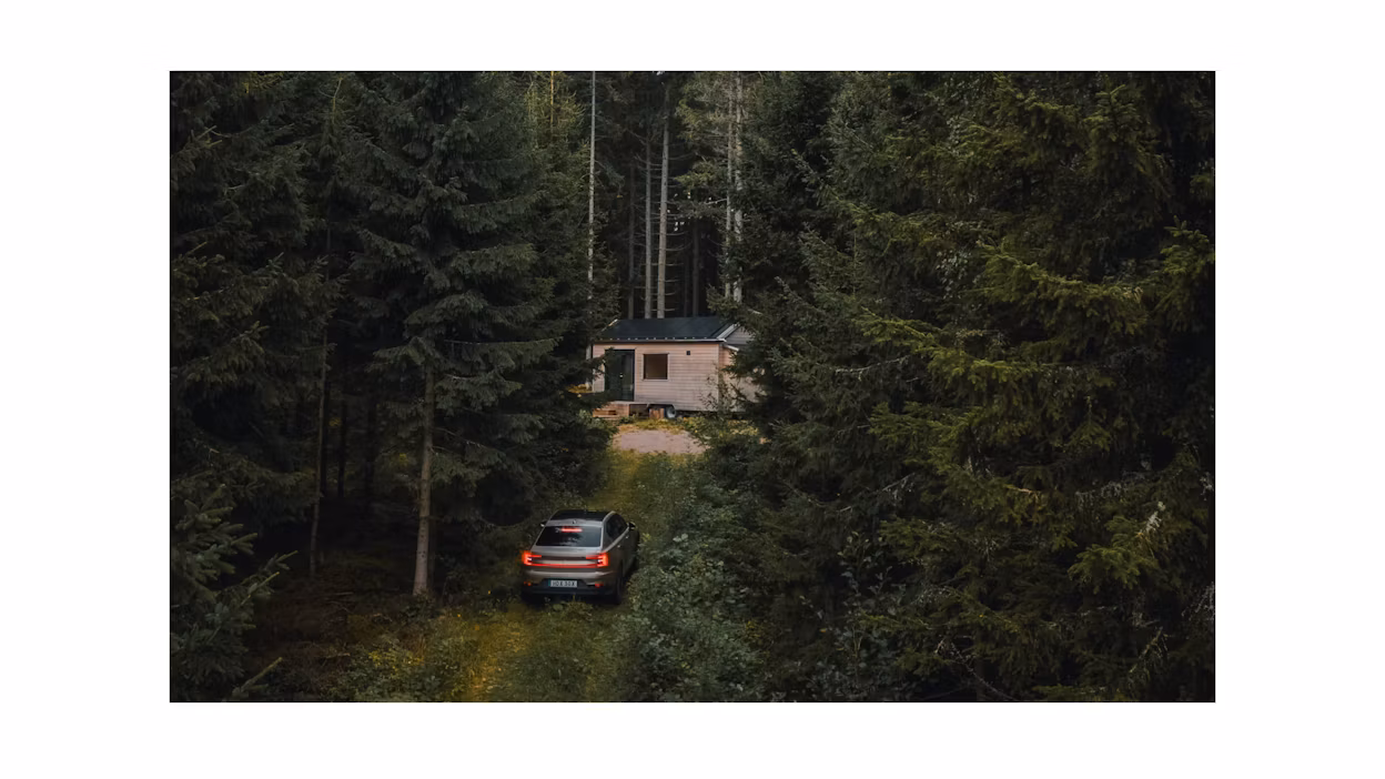 A Polestar 2 driving up to the digital detox house.