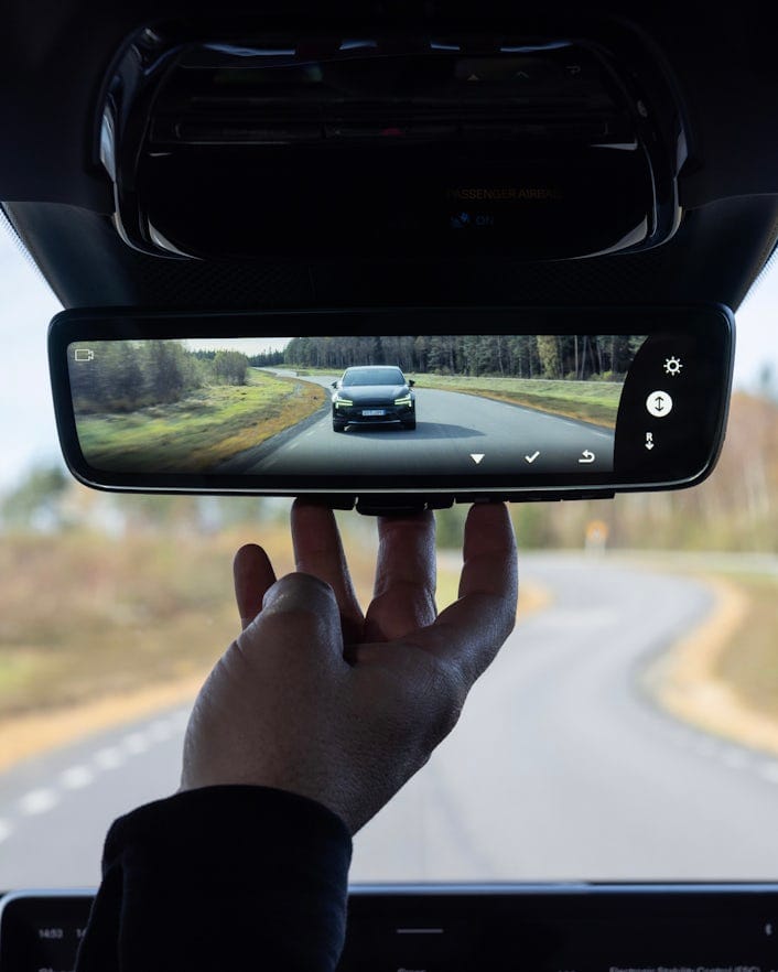 Hand updating the digital rear view mirror in Polestar 4