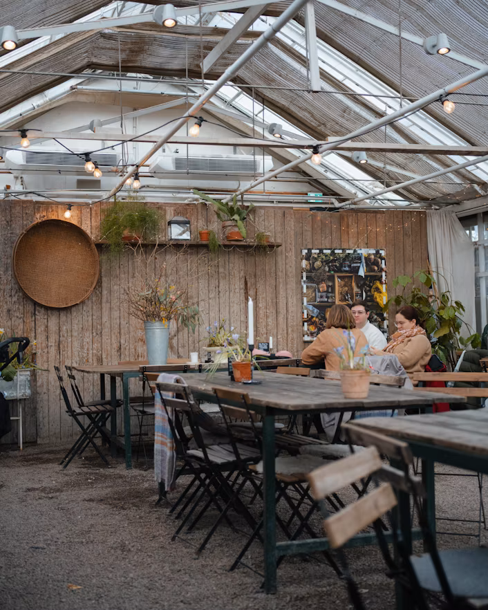 Café with people sitting in the back