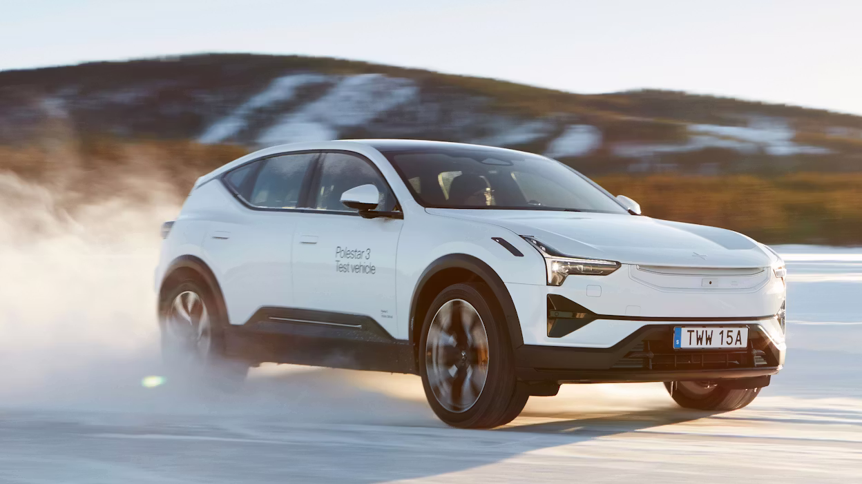 Polestar 3 in Snow color driving and kicking up snow behind it