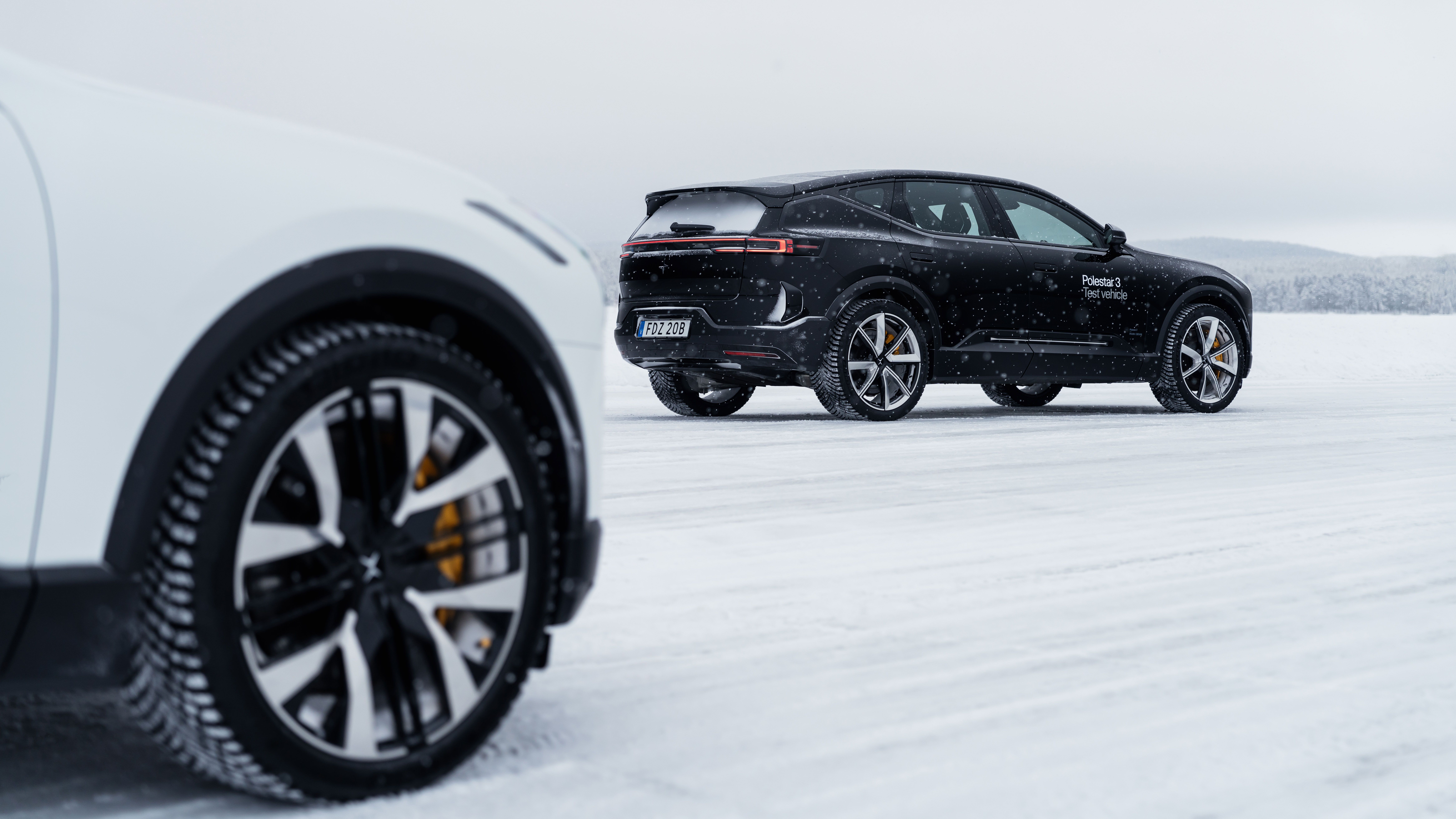 Wheel of a Polestar 3 and a Polestar 3 in Space color