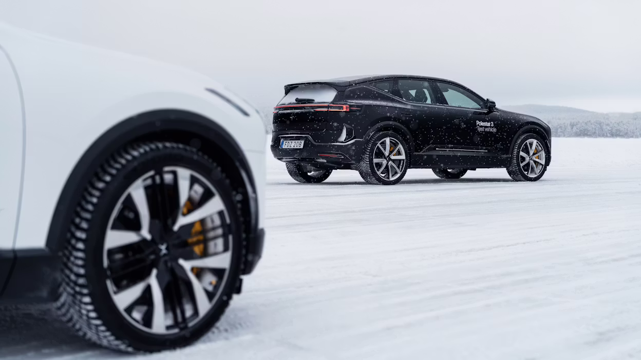 Wheel of a Polestar 3 and a Polestar 3 in Space color