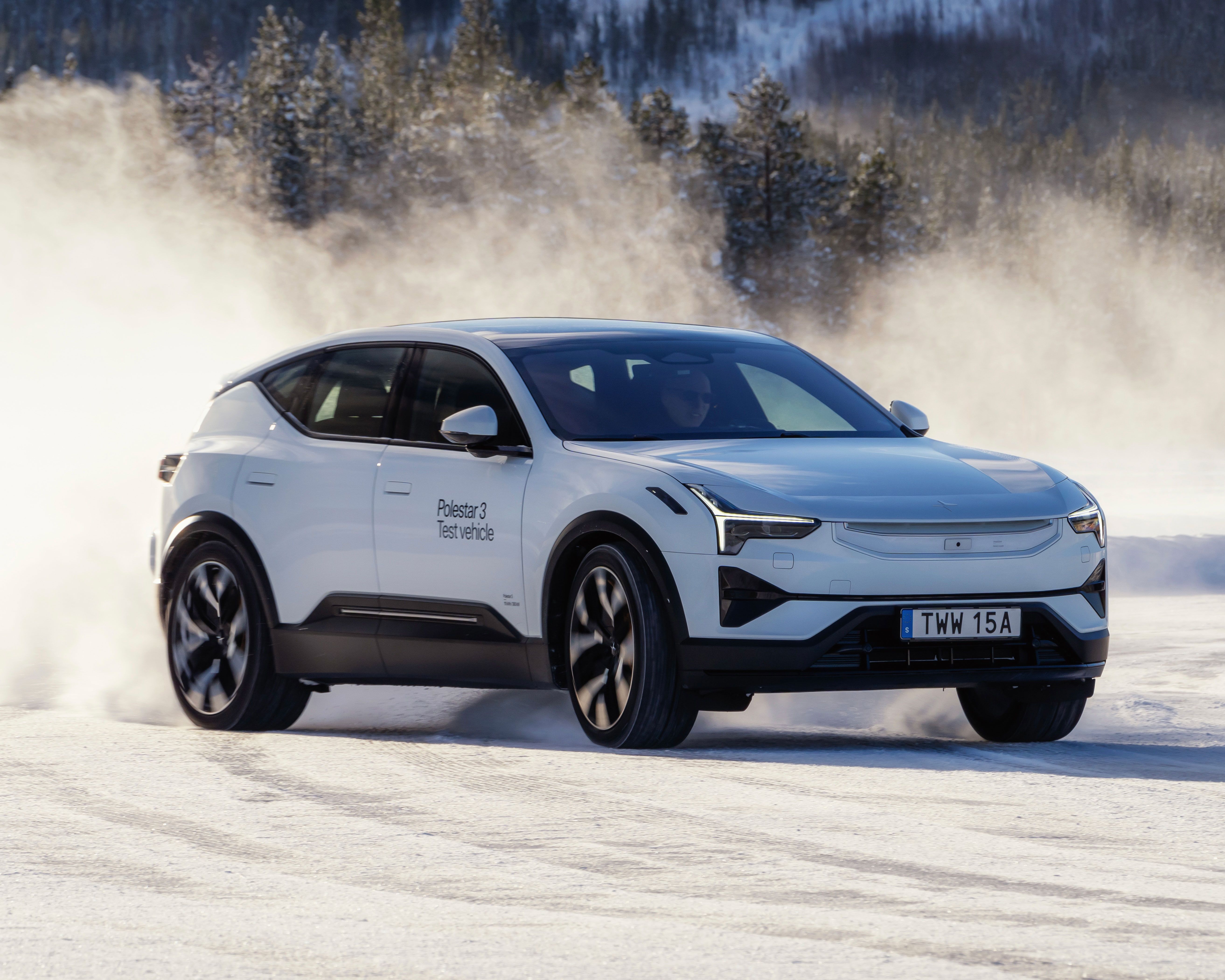 Polestar 3 in Snow color driving and kicking up snow behind it