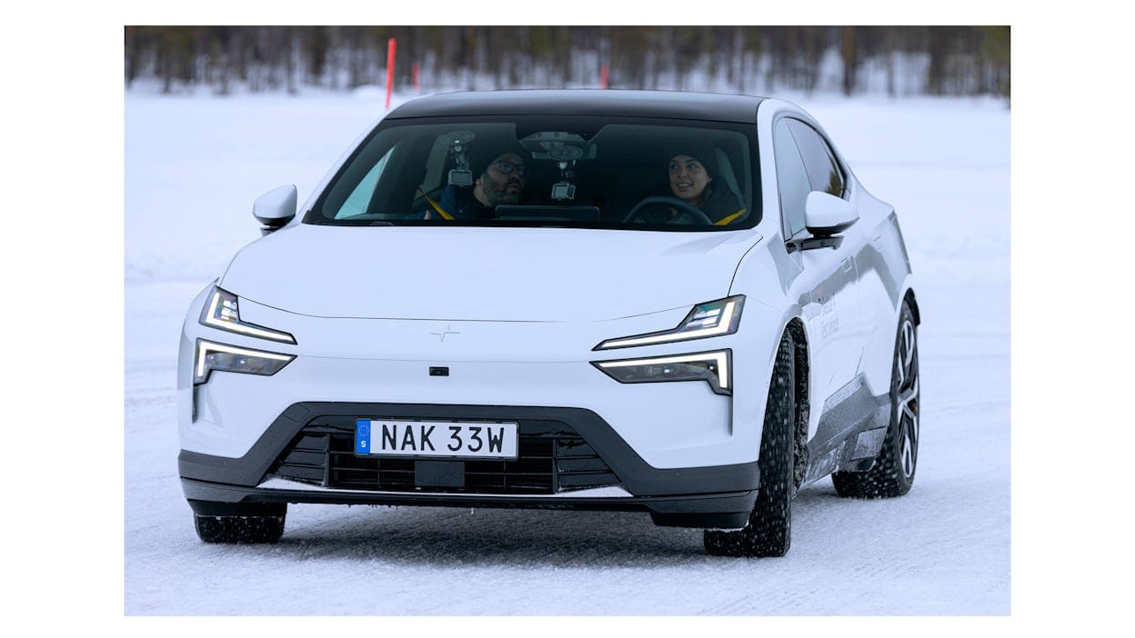 Front view of a reverse race in Polestar 4.