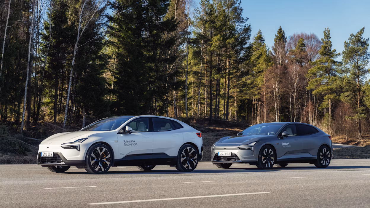 Two stationary Polestar 4's