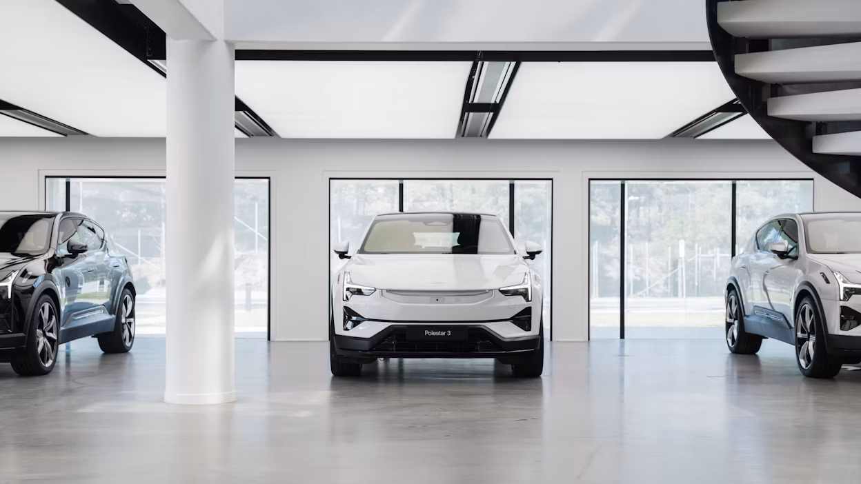 Witte Polestar 3 in de showroom