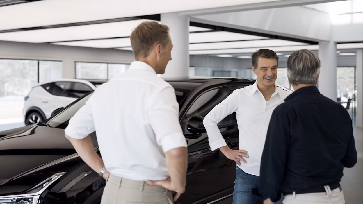 Polestar CEO pratend voor een zwarte Polestar 3