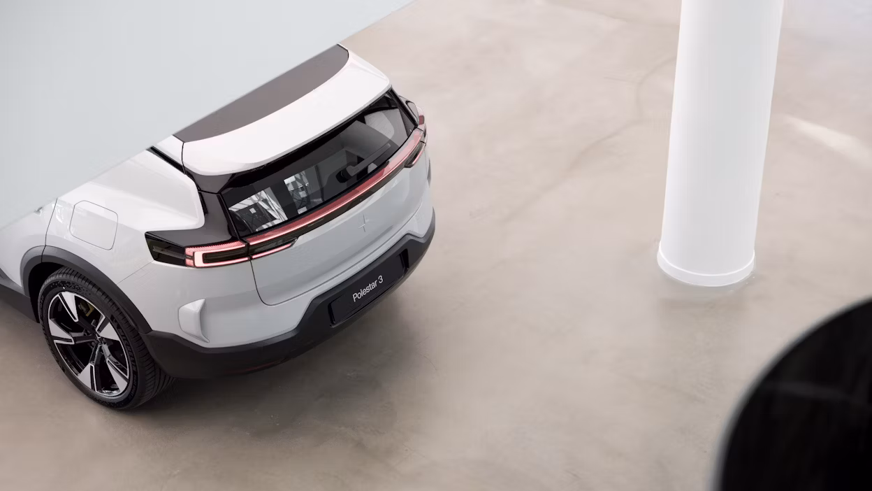 Achterkant van een witte elektrische Polestar 3