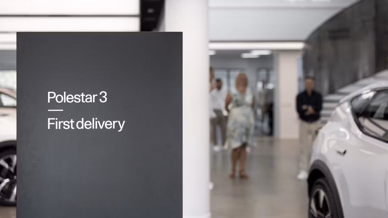 Witte elektrische Polestar 3 voor het eerst geleverd