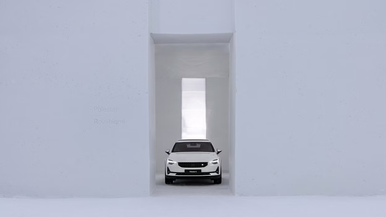 Witte Polestar 2 binnen in Snow space
