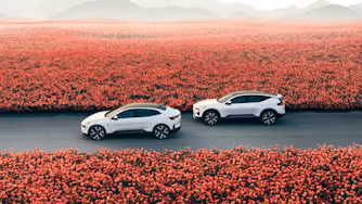 Witte elektrische Polestar 3 en 4 op een weg omringd door rode rozen