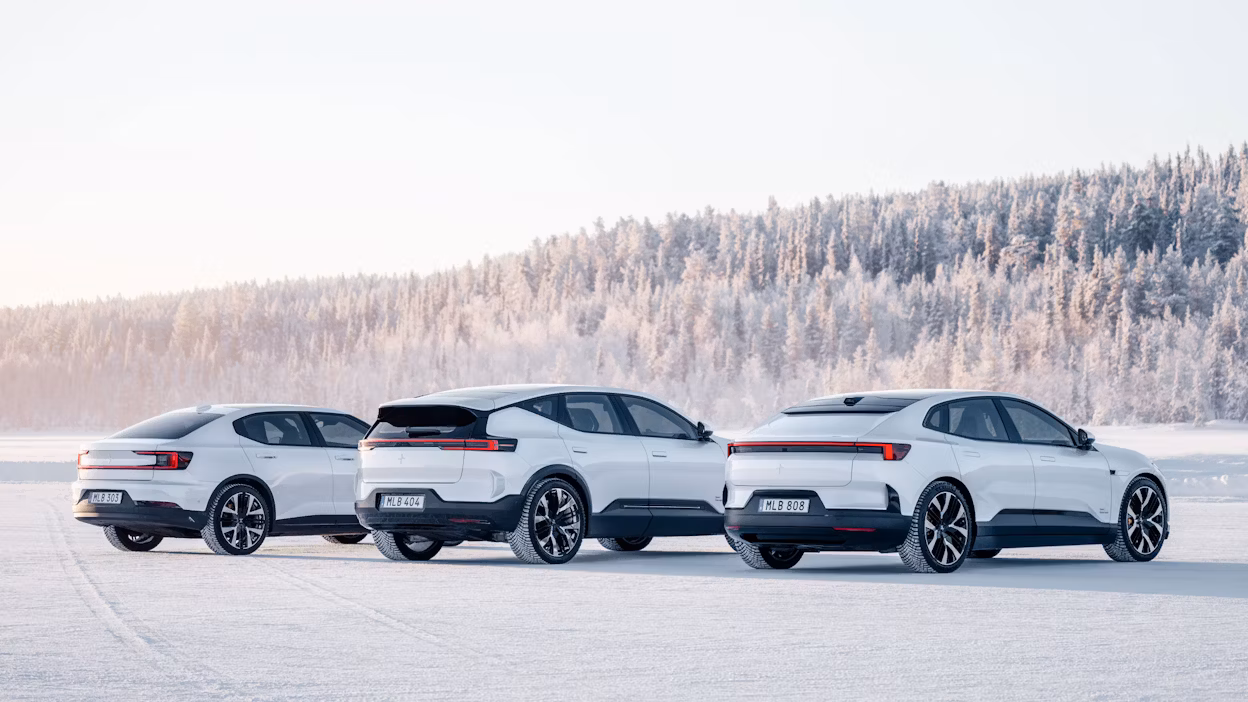 De Polestar 2, Polestar 3, Polestar 4 in een besneeuwd landschap