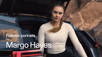 Margo Hayes zit in de kofferbak van de Polestar 3.