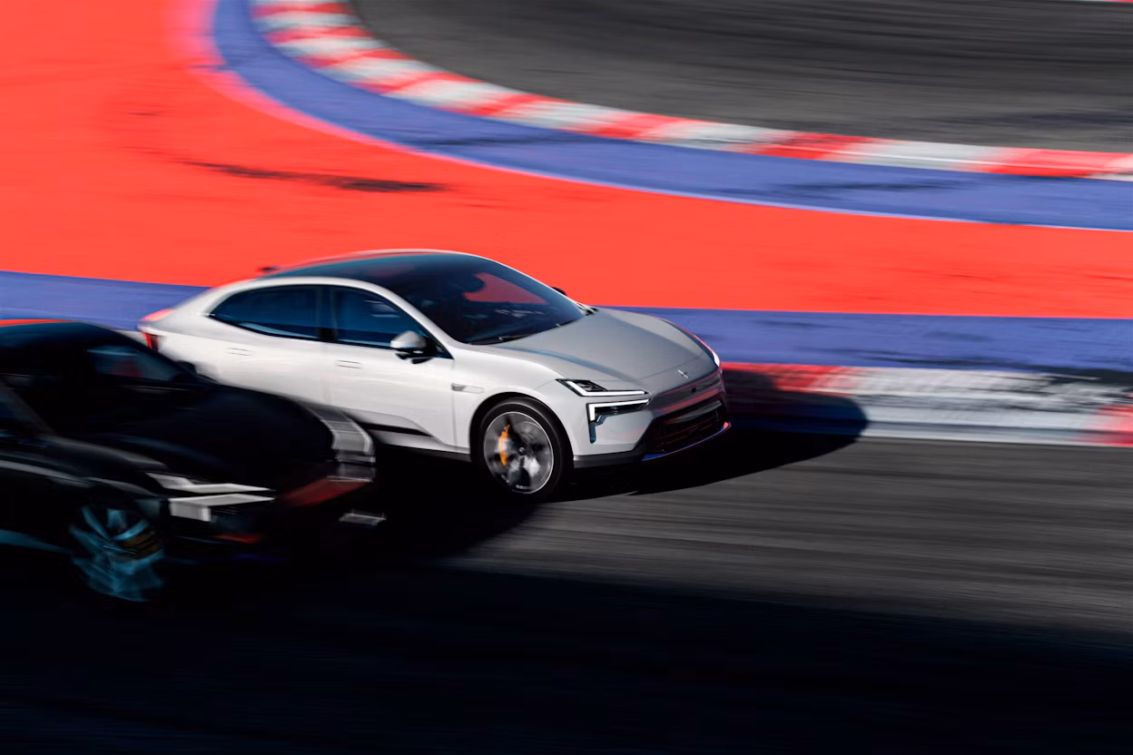 Polestar auto's op een racecircuit