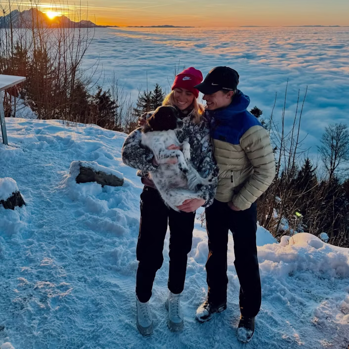 Demi Vollering met haar partner Jan en hond Flo tijdens een bergwandeling.