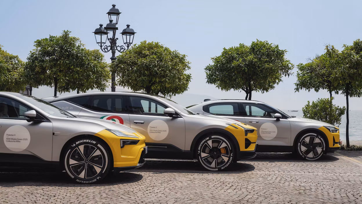 Polestar 2, Polestar 3 och Polestar 4 står parkerade på stenbelagd yta med träd i bakgrunden