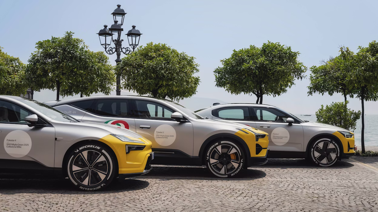 Polestar 2, Polestar 3 och Polestar 4 står parkerade på stenbelagd yta med träd i bakgrunden