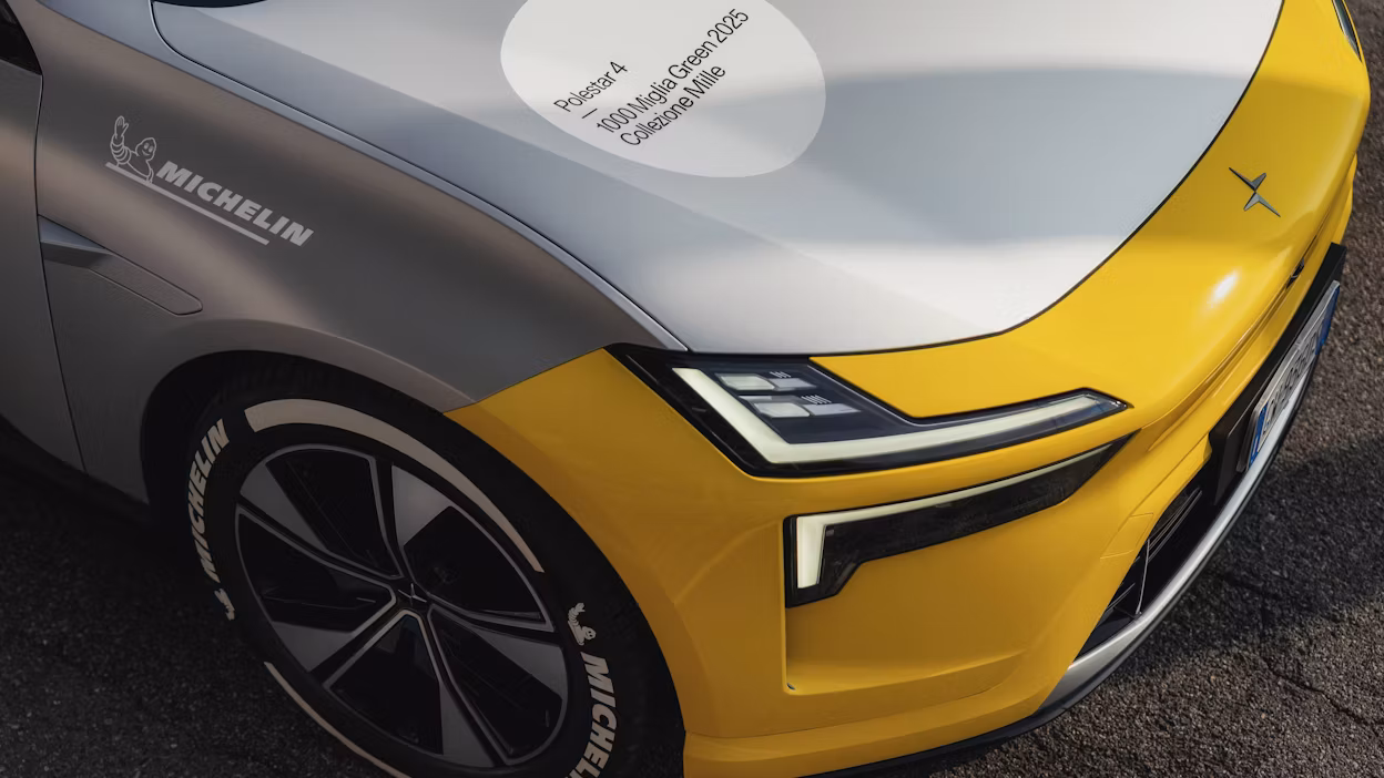 Närbild på Polestar 4 i racingdekaler