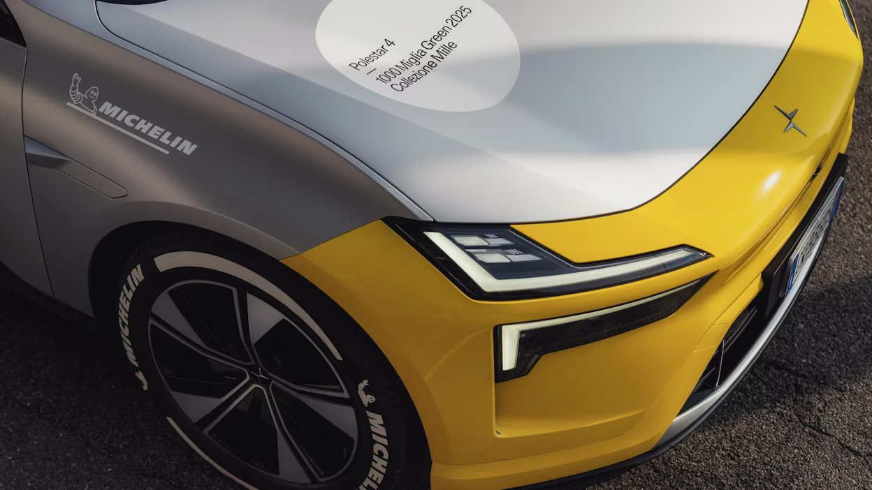 Närbild på Polestar 4 i racingdekaler