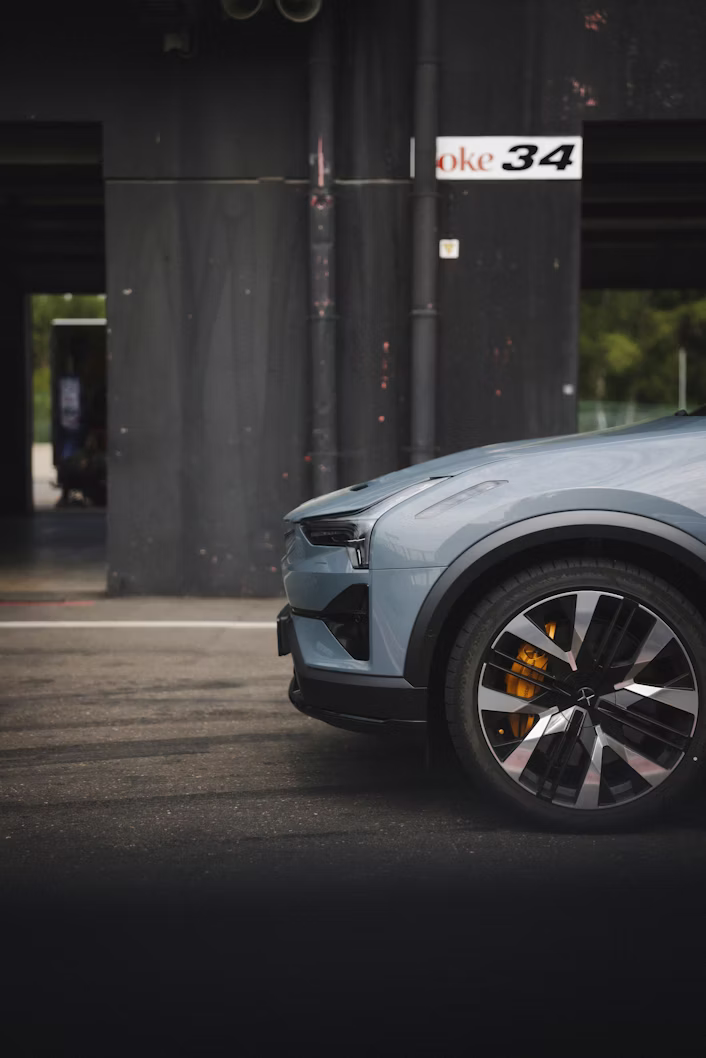 Zijkant van een Polestar 3.