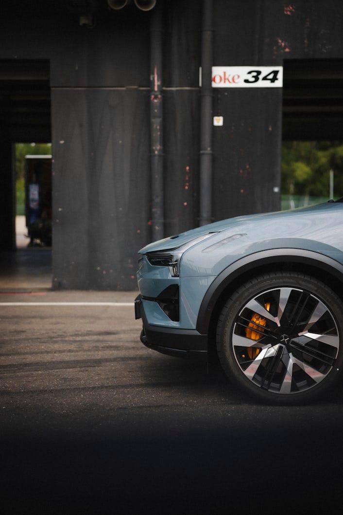 Zijkant van een Polestar 3.