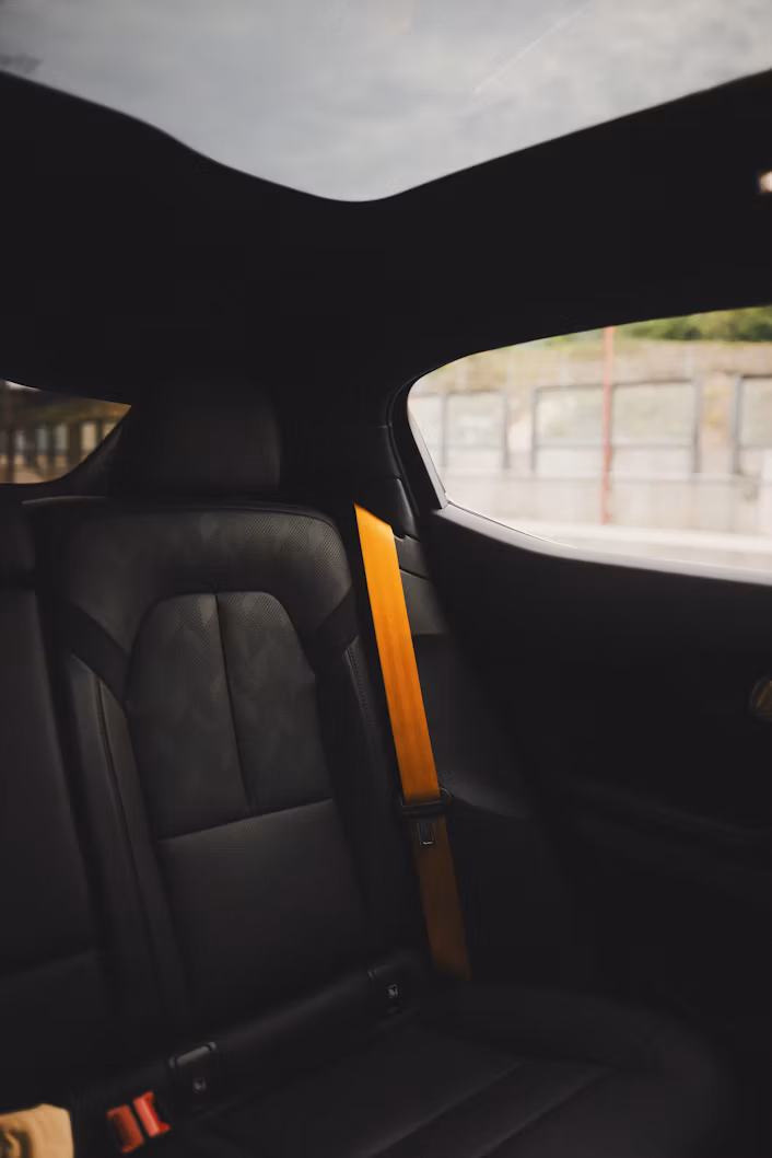 Het interieur van een Polestar met Swedish Gold-riemen.