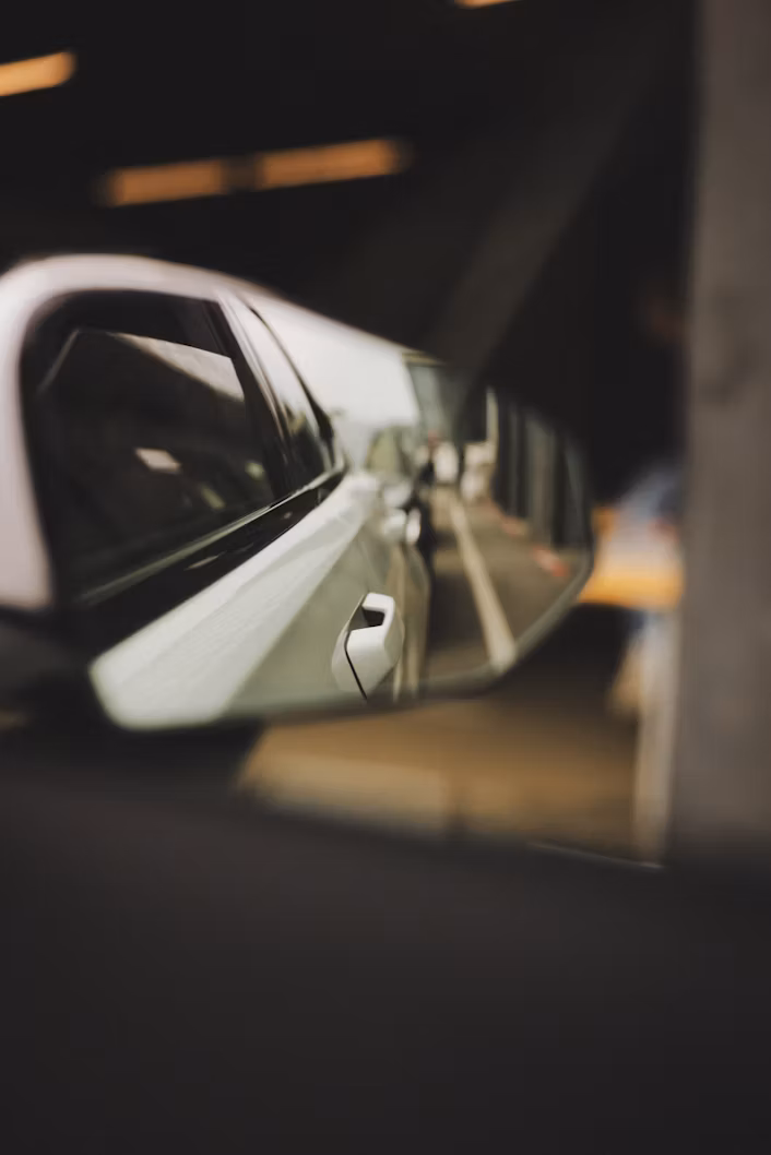 Close-up shot in de zijspiegel.