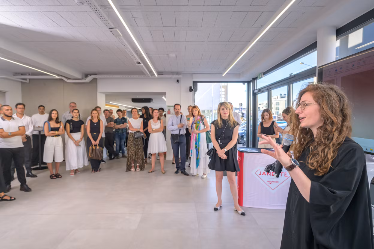 Julie Conrad dans le Space Luxembourg en train de parler avec des gens autour d'elle