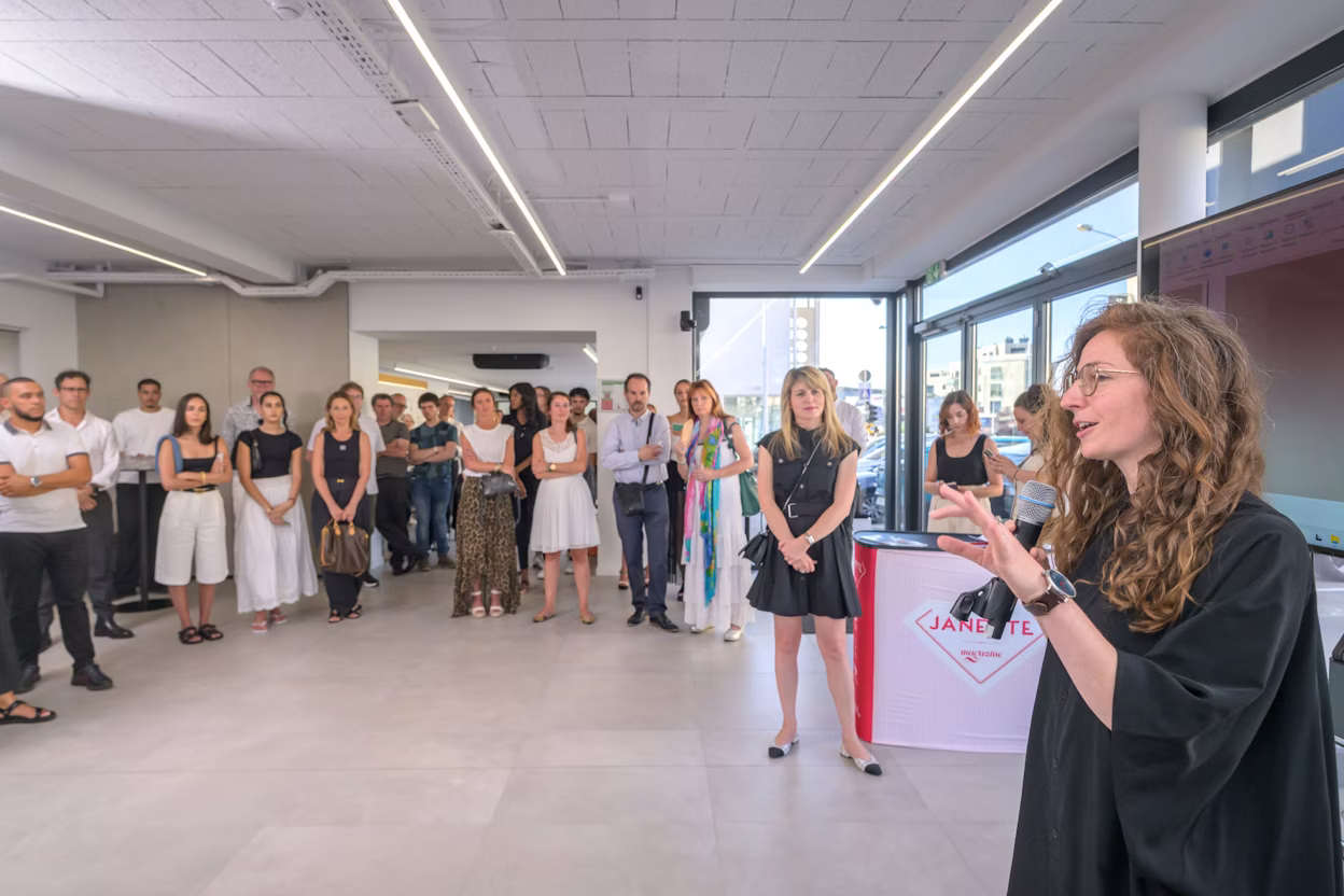 Julie Conrad dans le Space Luxembourg en train de parler avec des gens autour d'elle