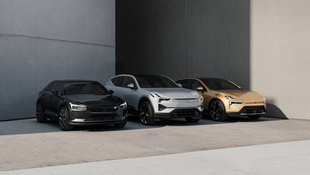 Polestar 2, 3 en 4 naast elkaar geparkeerd tegen betonnen muur.
